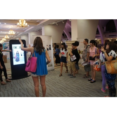 广西范一个购物中心试衣广告机案例